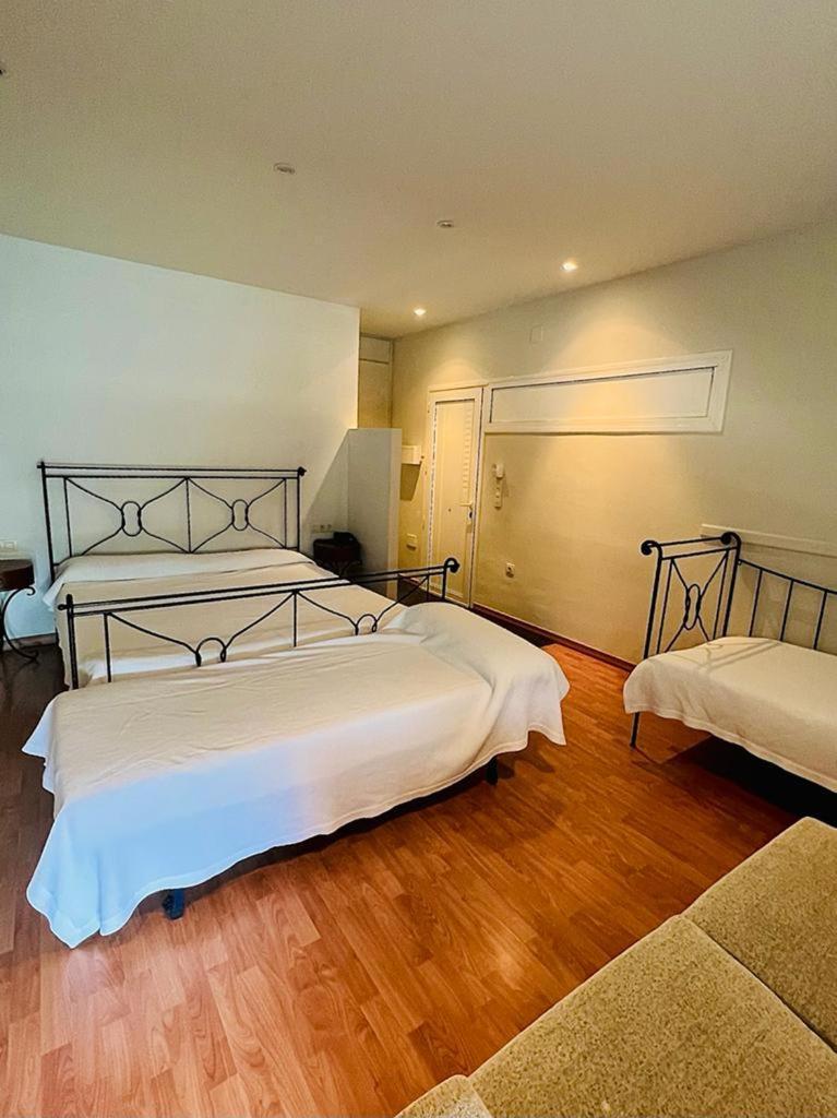 Hotel & Restaurant Figueres Parc Els Hostalets  ภายนอก รูปภาพ