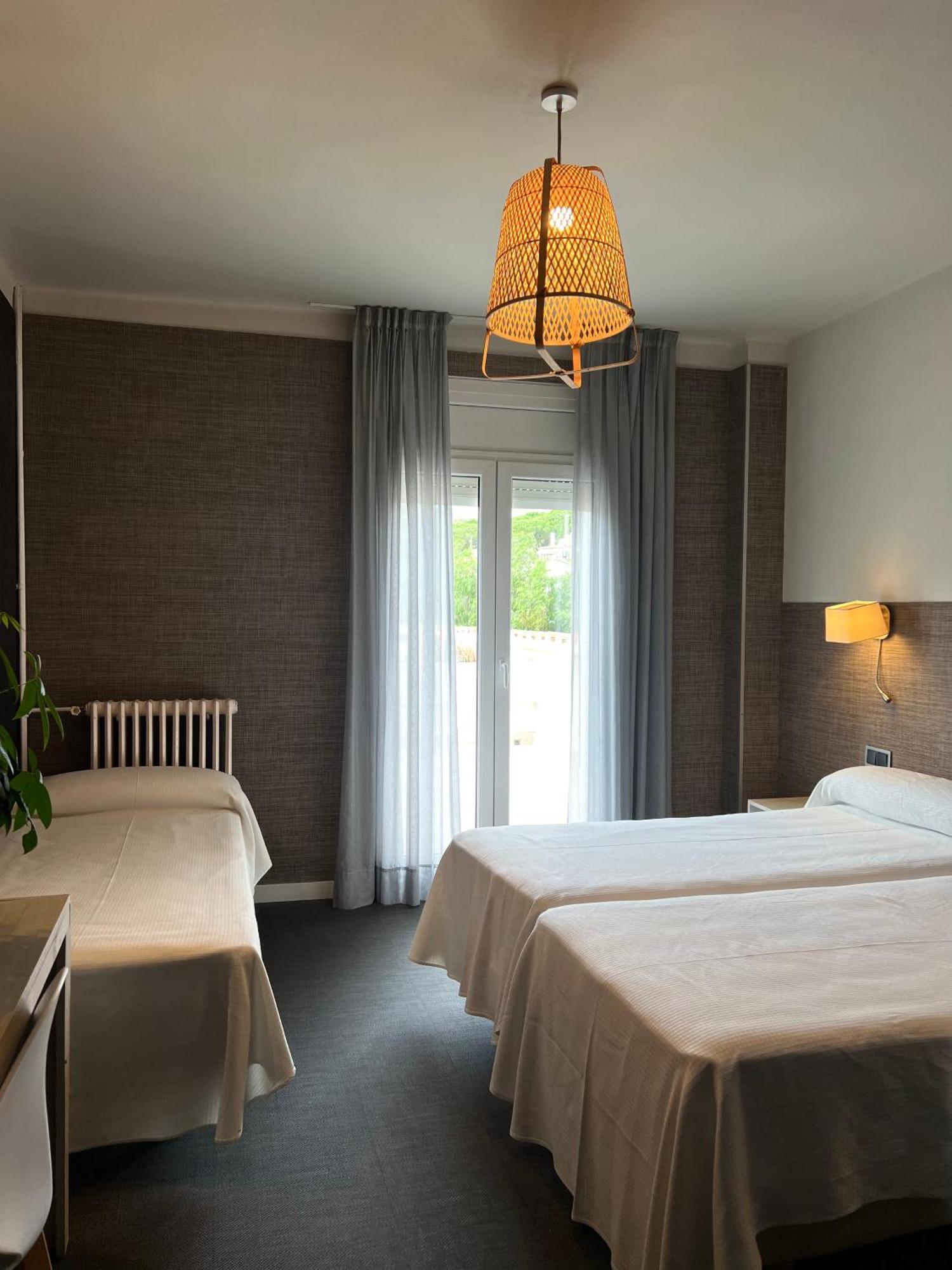 Hotel & Restaurant Figueres Parc Els Hostalets  ภายนอก รูปภาพ