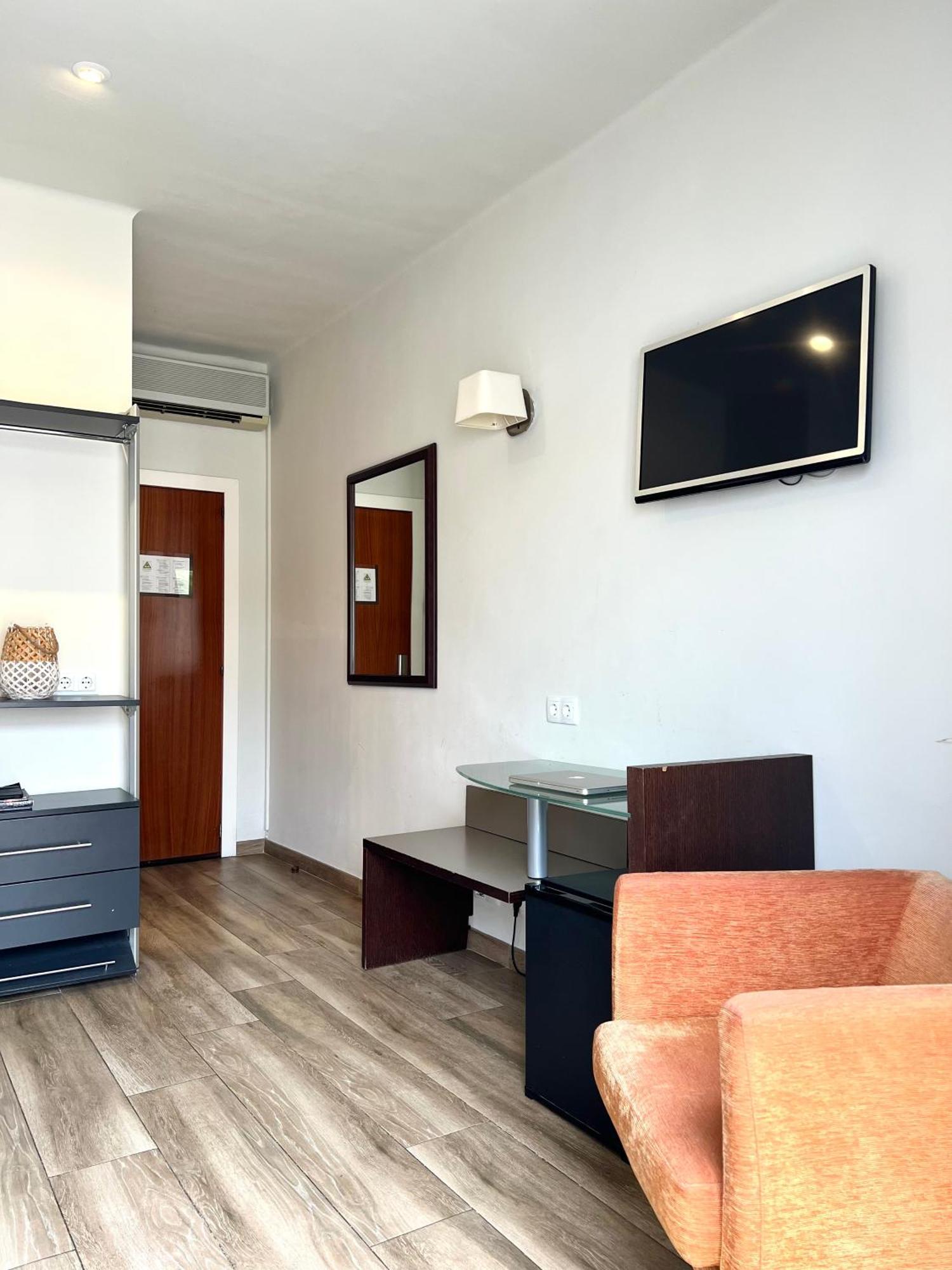 Hotel & Restaurant Figueres Parc Els Hostalets  ภายนอก รูปภาพ