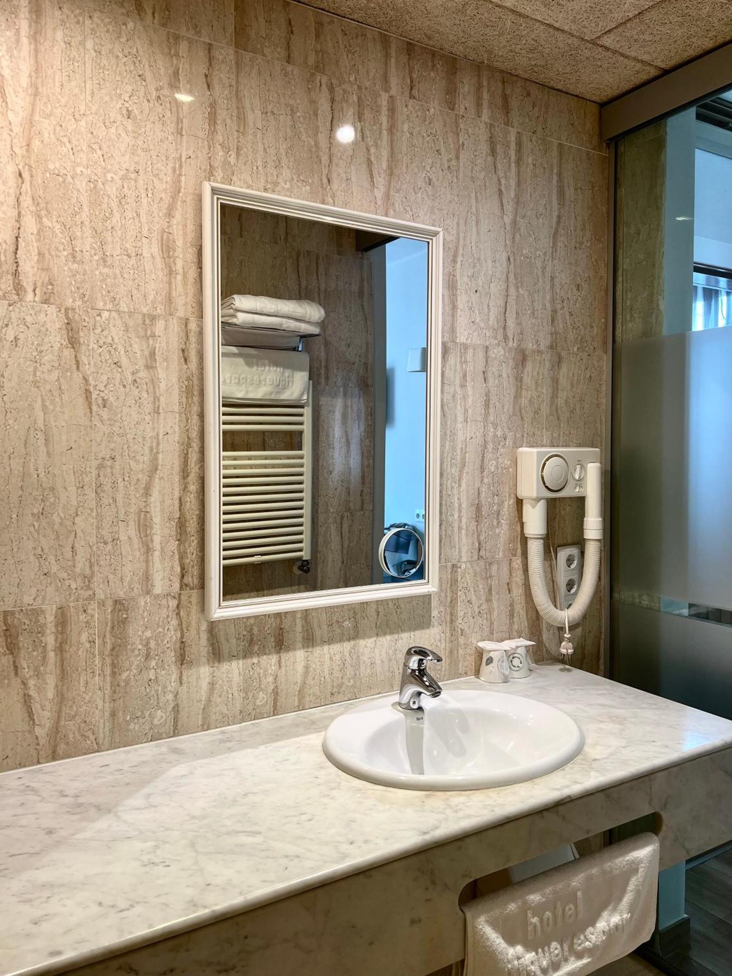 Hotel & Restaurant Figueres Parc Els Hostalets  ภายนอก รูปภาพ