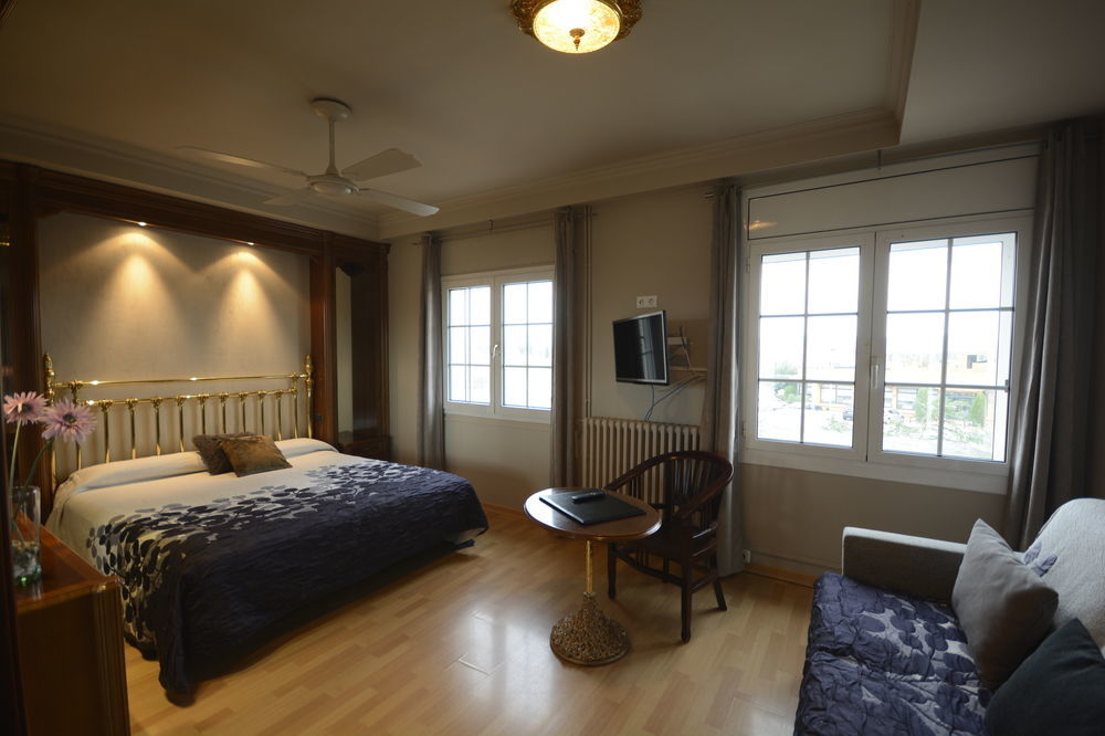 Hotel & Restaurant Figueres Parc Els Hostalets  ภายนอก รูปภาพ