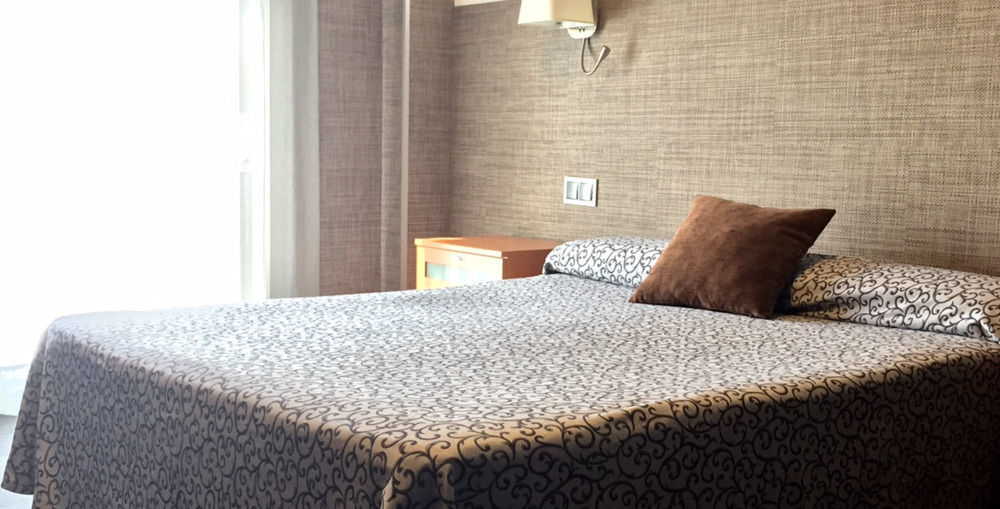 Hotel & Restaurant Figueres Parc Els Hostalets  ภายนอก รูปภาพ